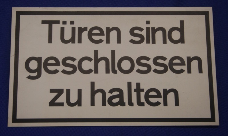 Hinweisschild T&uuml;ren sind geschlossen zu halten ca.25x15cm ws